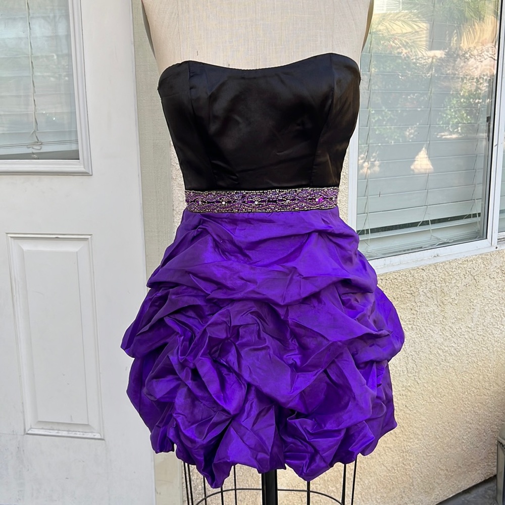 Strapless dress for occasion in size 3. Color black and purple.